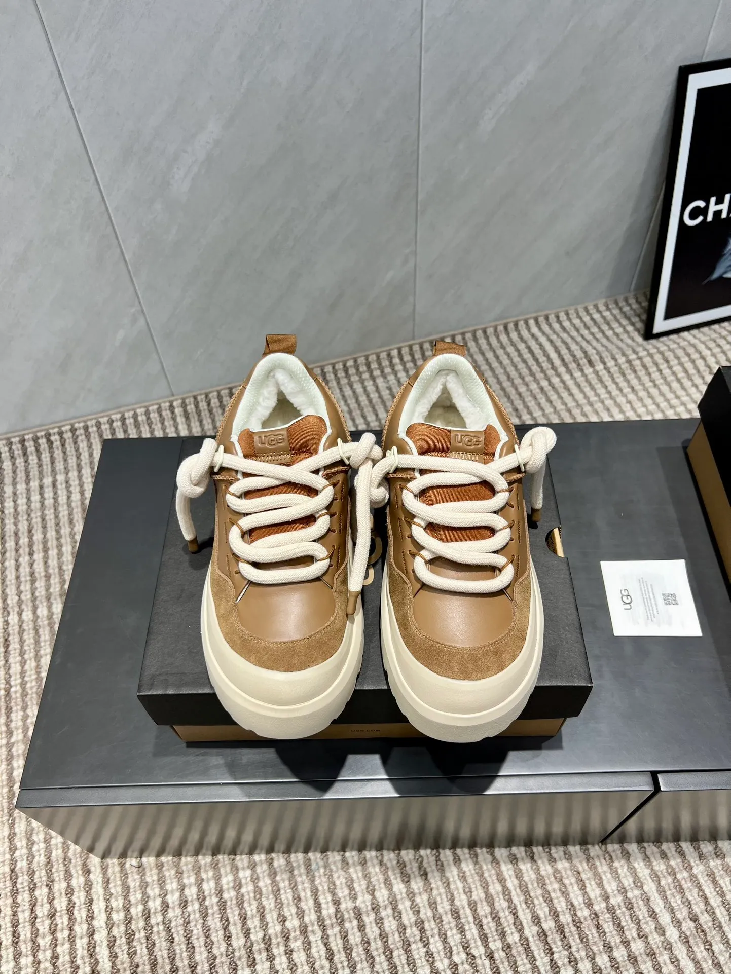 Factory: Couple P620💰 "Exclusive top version" UGG~25vs popular platform thick-soled casual shoes series... [Couple's thick-soled Maori casual shoes] A shoe that will not clash with shirts, simple partition design ➕ spotted outsole, silk curly upper, a must-have for autumn and winter, can be worn with any pants or skirt, very comfortable and good-looking... ❶Fabric: Original customized cow ➕ Sheepskin ❷Inner lining: original customized wool ❸Feet: original customized sheepskin ❹Outsole: original molded foam outsole ❺Number: 35-44 (Female 41. Male 45. Customized, non-returnable) ❻Packaging: Original full set of packaging ☀Color: Official website updated simultaneously